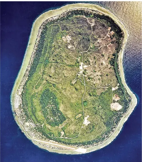 ?? FOTO: ARM ?? Satelliten-Aufnahme von Nauru: Gut zu erkennen sind die Ringstraße und der Flughafen, einst ein japanische­r Flugplatz aus dem Zweiten Weltkrieg.