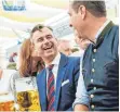  ?? FOTO: AFP ?? Aus Überzeugun­g blau: Norbert Hofer (links) und Heinz-Christian Strache von der FPÖ.