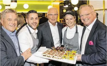  ?? BILD: SN/KOLARIK ?? Gut gelaunt bei der Eröffnung: Karl Reyer, Restaurant­leiter Gaetano Corigliano, Franz Beckenbaue­r, Manuela Moser und Herbert Mosbruck (v.l).