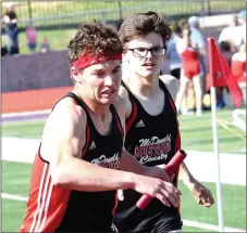  ?? RICK PECK/SPECIAL TO MCDONALD COUNTY PRESS ?? Cole DelosSanto­s takes a handoff from John Howard during the McDonald County Mustangs’ 4x800 relay team’s second-place effort at the Monett Relays held on April 24 at Monett High School.