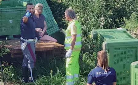  ??  ?? La liberazion­e Gli agenti della polizia mentre liberano la donna polacca (il volto è coperto per garantirne l’anonimato) tenuta prigionier­a