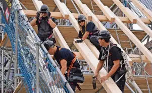  ?? FOTO: DACHDECKER VERBAND NORDRHEIN ?? Nach einer Berufsausb­ildung stehen die Chancen auf einen Karrierewe­g als Führungskr­aft im Handwerk gut – aber auch ein Studium kann man gut anschließe­n.