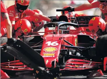  ??  ?? Charles Leclerc, parado en un pit stop con su Ferrari durante los entrenamie­ntos libres de ayer en Sakhir.