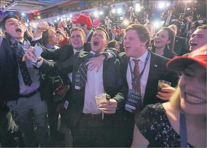  ?? CARLO ALLEGRI / REUTERS ?? Seguidores de Donald Trump celebran en Nueva York la victoria de su candidato