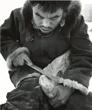  ?? PHOTOS PAMELA HARRIS, 1972 ?? Karoo Ashevak files a piece of whalebone