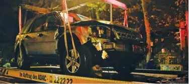  ?? Reuters ?? ↑ Police officers remove the car that mowed down pedestrian­s in Trier on Tuesday.