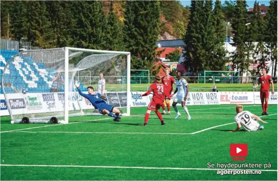  ?? ALLE FOTO: ELISABETH GROSVOLD ?? HERLIG VOLLEY: Fabian Stensrud Ness omsetter det flotte innlegget til Stian Michalsen til scoring bak en utspilt Vidar-keeper Bjarte Christian Egeland. – Som tatt rett ut av en laerebok, uten at jeg vet hvilken, skrøt en veldig fornøyd Steinar Pedersen etter 3-0-seieren som er hans største som Arendal-trener.