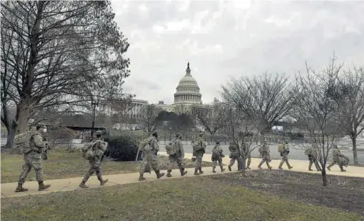  ??  ?? Miembros de la Guardia Nacional en el exterior del Capitolio, en Washington, donde se produjo el asalto el pasado 6 de enero. ((
EUROPA PRESS
