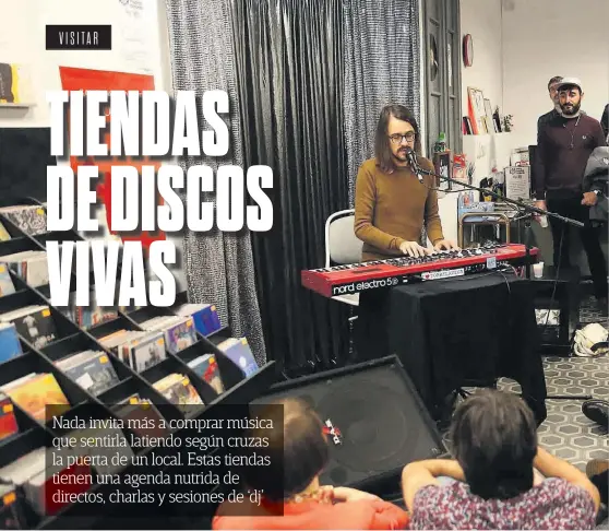  ??  ?? CONCIERTO ENTRE DISCOS Betacam, en formato acústico, la semana pasada en El Genio Equivocado. La tienda monta saraos y vermuts musicales desde que abrió en septiembre.