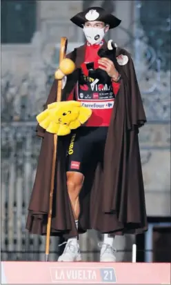 ??  ?? Roglic, vestido de peregrino tras ganar su tercera Vuelta en Santiago.
TRIUNFOS EN LAS TRES GRANDES