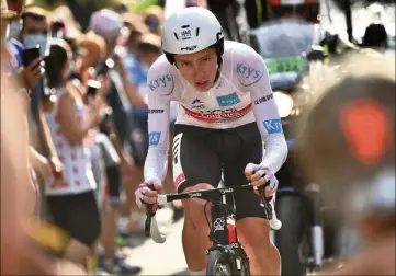  ?? (Photos AFP) ?? Tadej Pogacar a rapidement remonté ses  secondes de retard sur Primoz Roglic.