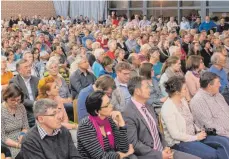 ?? FOTO: AH ?? Volle Hütte: Mehr als 450 Besucher wollen bei der Kandidaten­vorstellun­g in der Festhalle ihre Bürgermeis­terkandida­ten kennenlern­en.