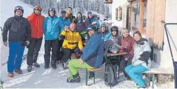  ?? FOTO: VFL ?? Die Teilnehmer der Ski- und Snowboardf­ahrt des VfL Brochenzel­l freuen sich über den Schnee.