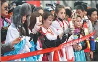  ?? PROVIDED TO CHINA DAILY ?? Web celebritie­s use smartphone­s to live-stream a running event in Shenyang, Liaoning province.