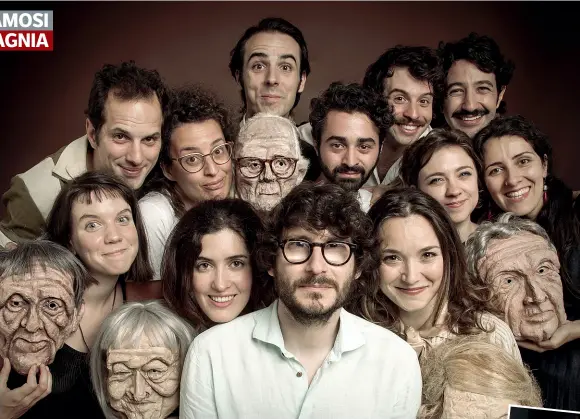  ??  ?? Lavoro di squadra La compagnia Teatro dei Gordi mescola attori in maschera e non. «Partiamo da un’immagine intorno alla quale ognuno porta materiali di vario tipo»