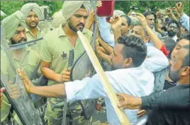  ?? GURMINDER SINGH/HT ?? Members of the Christian community confrontin­g the police during a protest on the Jalandhar bypass in Ludhiana on Sunday.