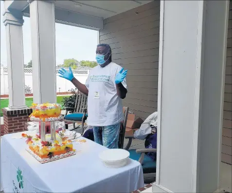  ?? GRACE POINT PLACE ?? Cake decorator Sheldon Flowers demonstrat­es tips for decorating pastries at a recent program for residents of Grace Point Place in Oak Lawn.