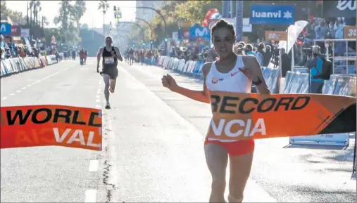  ?? ?? Gidey cruza la meta para lograr el récord del mundo de la distancia en la Media Maratón Valencia Trinidad Alfonso 2021.