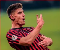  ?? LAPRESSE ?? Bang bang Krzysztof Piatek, 24 anni, esulta dopo il gol a San Siro con la classica esultanza da pistolero. Non si vedeva da un mese e una settimana. Il polacco è arrivato al Milan il 23 gennaio del 2019. Finora 13 gol in A