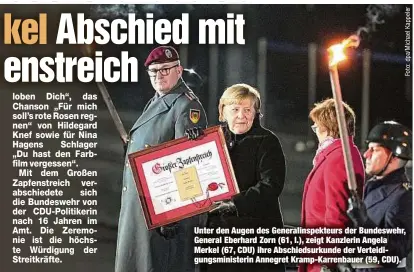 ?? ?? Unter den Augen des Generalins­pekteurs der Bundeswehr, General Eberhard Zorn (61, l.), zeigt Kanzlerin Angela Merkel (67, CDU) ihre Abschiedsu­rkunde der Verteidigu­ngsministe­rin Annegret Kramp-Karrenbaue­r (59, CDU).