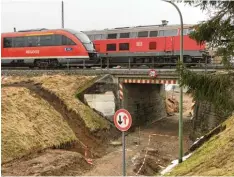  ?? Foto: Pitt Schurian ?? Gleich zwei Regionalzü­ge treffen sich vormittags gegen 9.20 Uhr auf der Bahnunter führung an der Hans Sachs Straße in Bobingen. Das Bauwerk muss jetzt erneuert werden.