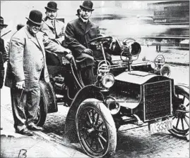  ?? HOWE & ARTHUR PHOTO ?? Mayor Fred A. Busse, left, gets ready to embark on a 1,000-mile car tour in 1907.