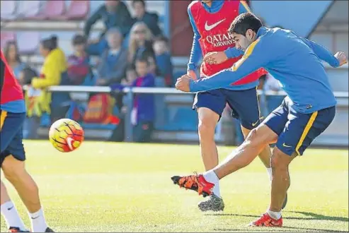  ?? FCBARCELON­A ?? Tanto en los entrenamie­ntos (la imagen correspond­e al de ayer) como en los partidos, Luis Suárez siempre se esfuerza al máximo
