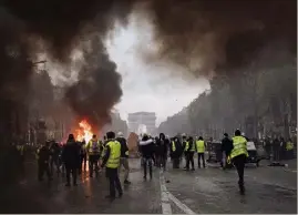  ??  ?? Après l’acte II des «gilets jaunes» émaillé de violences, Emmanuel Macron est attendu demain pour des annonces d’accompagne­ment de la transition écologique, face à un mouvement inédit contre les taxes. (Photo AFP)