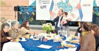  ?? Foto: Cortesía/Gobierno ?? MARTÍN OrozcoSand­oval, gobernador del estado, asistió acompañado por su esposa, Yolanda Ramírez, presidente del DIF estatal, al desayuno del Voluntaria­do de esta Institució­n.