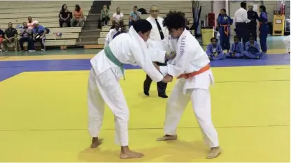  ??  ?? Dos atletas de judo enfrentado­s en una de las peleas del torneo de judo de los Juegos Patrios Dominicano­s.