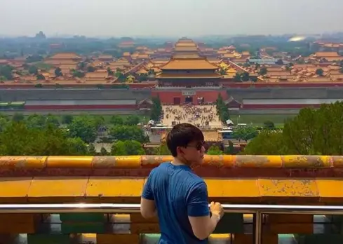  ??  ?? UNMATCHED. The best place to get a bird’s eye view of the Forbidden City is from the top of Jingshan Park, just north of the palace complex.