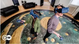  ?? ?? Los visitantes del Museo Estatal de Prehistori­a de Halle/Saale examinan el disco celeste de Nebra con gafas de realidad virtual.