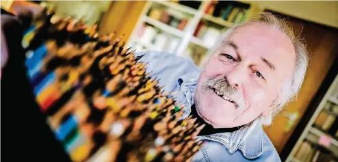  ??  ?? Dieter König ist stolz auf seine umfangreic­he Bleistifte-Sammlung. Er hütet Exemplare aus aller Welt.