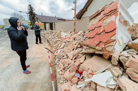  ?? Foto: Petr Topič, MAFRA ?? Konec památky Kapli v Sobíně pobořil náraz kamionu před rokem, následně ji statik nařídil strhnout. S řidičem, který dostal na místě blokovou pokutu dva tisíce korun, vedli následně řízení památkáři. Zda a jak jej potrestali, odmítli sdělit s tím, že jim to zákon nedovoluje.