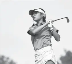  ?? BRIAN KRISTA/BALTIMORE SUN MEDIA PHOTOS ?? Arundel’s Angelina Hwang watches her tee shot on the eighth hole during the District V
Championsh­ip golf tournament on Monday at Hobbit’s Glen Golf Course in Columbia.