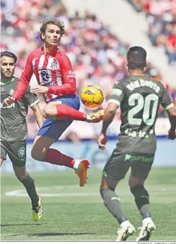  ?? RODRIGO JIMÉNEZ / EFE ?? Griezmann controla el balón con el tacón delante de Yan Couto.