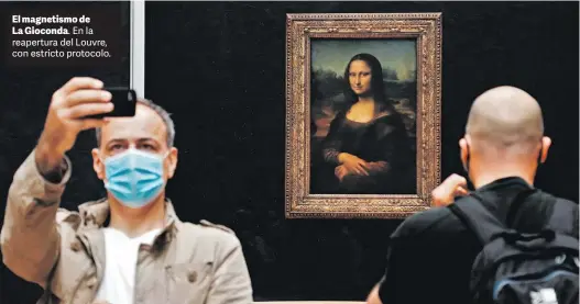  ?? AFP ?? El magnetismo de La Gioconda. En la reapertura del Louvre, con estricto protocolo.