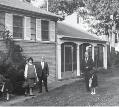  ?? (D'innocenzio Family Collection via AP) ?? In the photo at right provided by the D'innocenzio Family Collection, Anne D'innocenzio's late parents Michael and Marie D'innocenzio, (pregnant with the author), her sister Donna, left, her late brother Robert, right, and her late grandfathe­r Victor Tedeschi pose in front of her childhood home in the fall of 1962, right after the house was purchased, in suburban New Jersey.