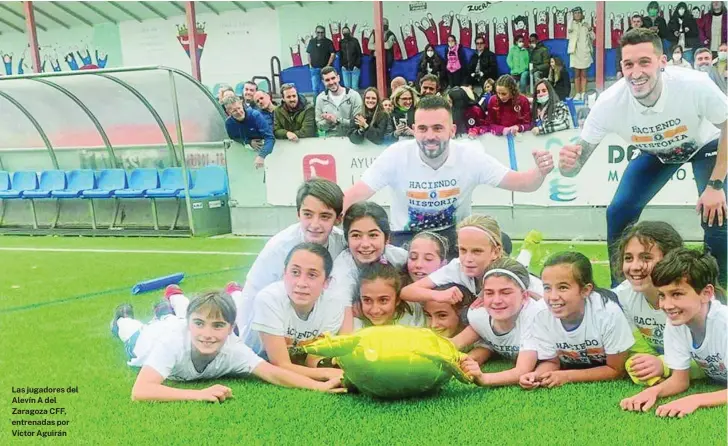  ?? ?? Las jugadores del Alevín A del Zaragoza CFF, entrenadas por Víctor Aguirán