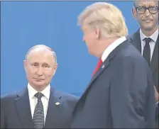  ??  ?? Estaba prevista una cita entre el presidente de EE.UU., Donald Trump, y el ruso Vladímir Putin, suspendida por la crisis en Crimea, que se refleja en la frialdad en su cruce.