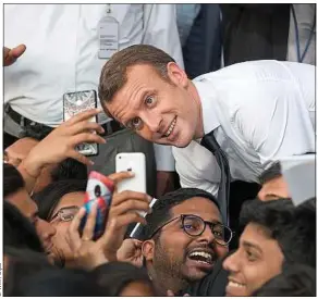  ??  ?? Emmanuel Macron se prête aux selfies avec des étudiants le 18 mars en Inde.