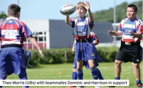  ??  ?? Theo Morris (U8s) with teammates Dominic and Harrison in support