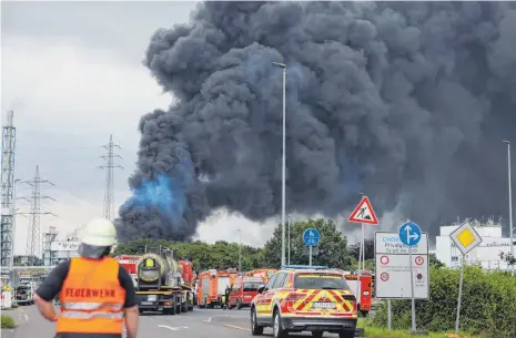  ?? FOTO: OLIVER BERG/DPA ?? Nach der verheerend­en Explosion in einem Leverkusen­er Chemiepark waren am Dienstag Feuerwehr, Rettungskr­äfte und Polizei im Großeinsat­z.