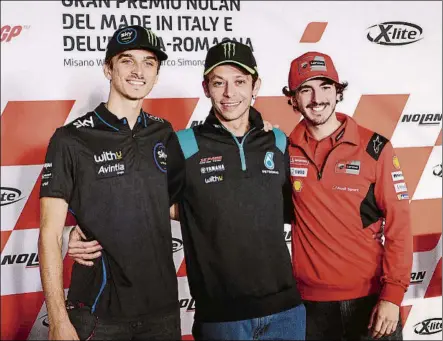  ?? FOTO: EFE ?? Valentino Rossi arropado por su hermano Luca Marini y su pupilo Pecco Bagnaia. Rueda de prensa del GP de Emilia Romagna