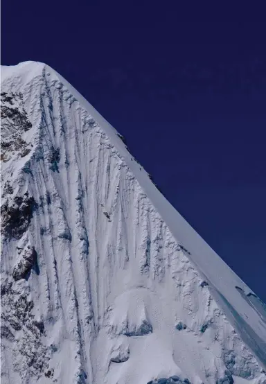  ??  ?? Ci-contre : la cordée japonaise de Yashuhiro Hanatani & Koji Shiogai, en technique alpine sur le sommet sans nom de l’arête sud-ouest de l’Himjung, un très beau sommet de 7 000 m proche de l’Himlung mais très peu gravi. Une pente qui semble idéale pour une descente à ski… Un autre beau projet.
Page de gauche : le French Camp et le Gyaji Kang. Ce camp est situé juste en face du Kari Kobler Base Camp, à moins de deux heures de marche en traversant le glacier noir de Pangri. Il permet d’éviter des allers-retours sur le glacier et surtout la deuxième moraine présente des risques de chute de pierres. Ce camp facilite également le travail de l’équipe de cuisine, avec de l’eau à proximité. Par contre, son installati­on nécessite un vrai effort financier !