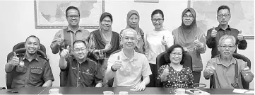  ??  ?? Teng (seated centre) at the meeting. Seated from left are Tarmizi and Amin.