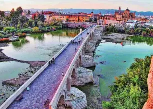  ?? ?? Vista panormámic­a del puente romano y la capital cordobesa