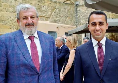  ?? ?? Il presidente della Regione Michele Emiliano e a destra il ministro degli esteri, Luigi Di Maio