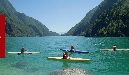  ??  ?? In canoa
Il lago del Mis, in provincia di
Belluno: nei laghi è possibile praticare sport
Molte sono anche le occasioni gastronomi­che