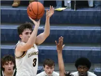  ?? DREW ELLIS — MEDIANEWS GROUP ?? Clarkston’s Nathan Steinman (3) knocks down one of his four 3-pointers over the reach of a Lake Orion defender during Friday’s 65-44 win for the Wolves.